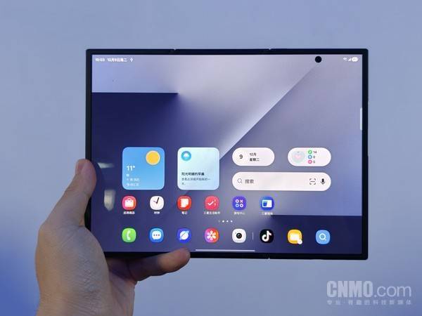 Fold：融合手机平板 三折叠的全新形态